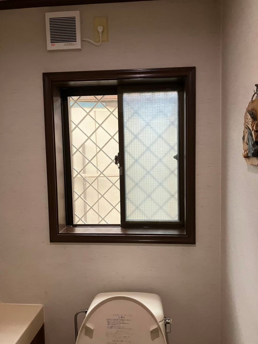 ミネオトーヨー住器の大和市にて内窓「インプラス」浴室もトイレも!の施工前の写真3