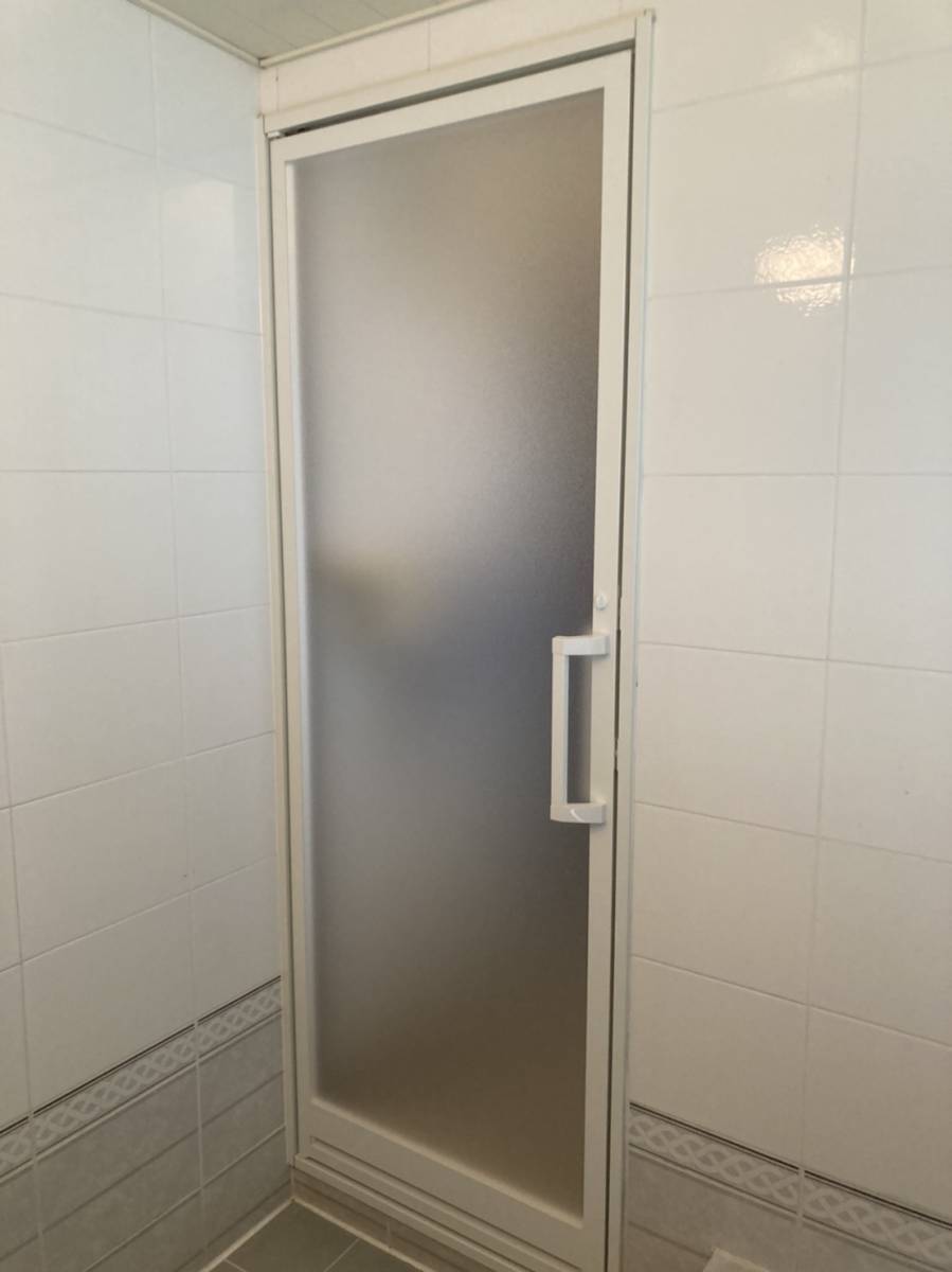 ミネオトーヨー住器の古くなった浴室ドアを交換★３時間ほどでパッとリフォームの施工後の写真1