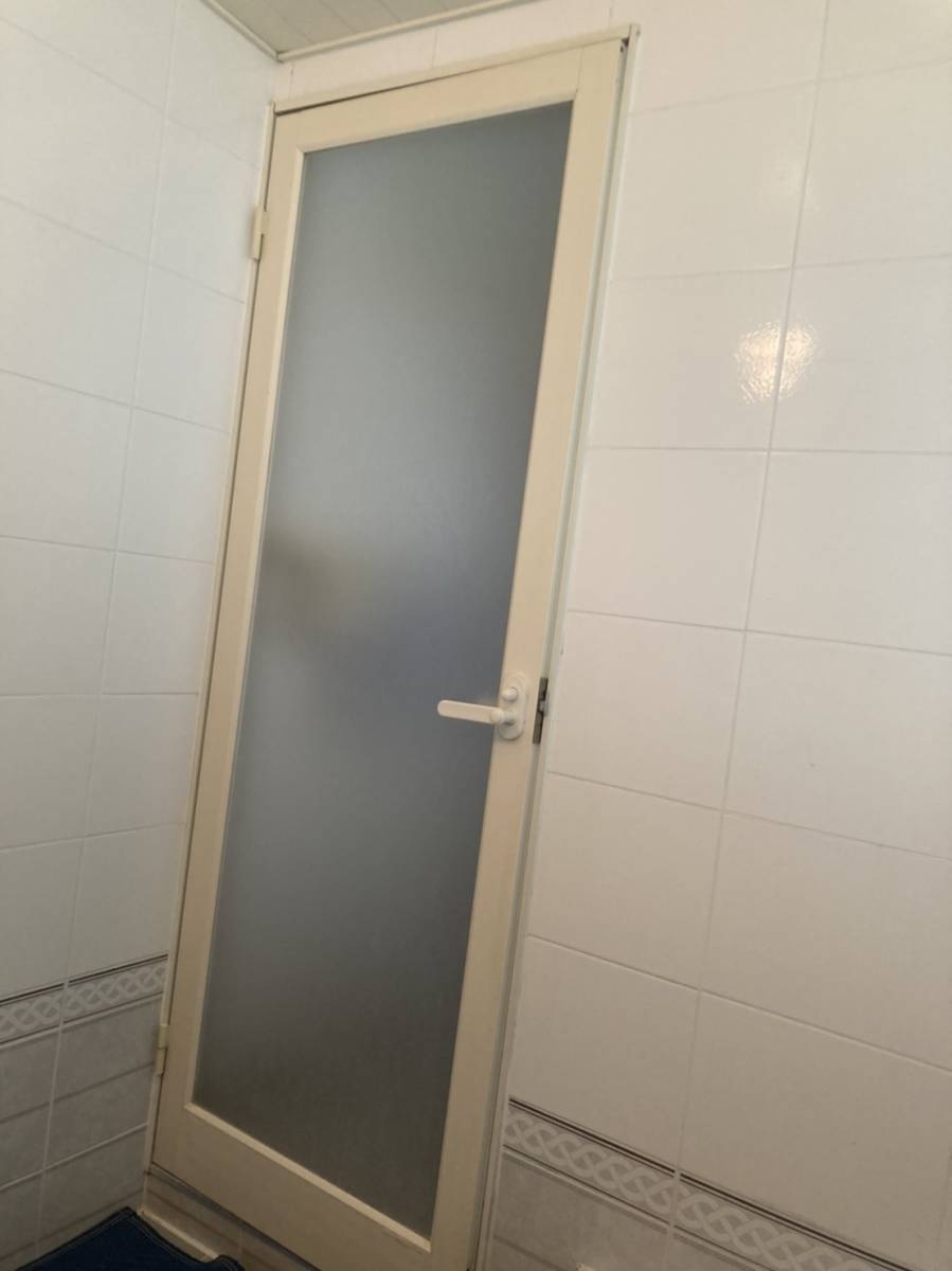 ミネオトーヨー住器の古くなった浴室ドアを交換★３時間ほどでパッとリフォームの施工前の写真1