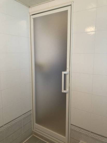 ミネオトーヨー住器の古くなった浴室ドアを交換★３時間ほどでパッとリフォーム施工事例写真1