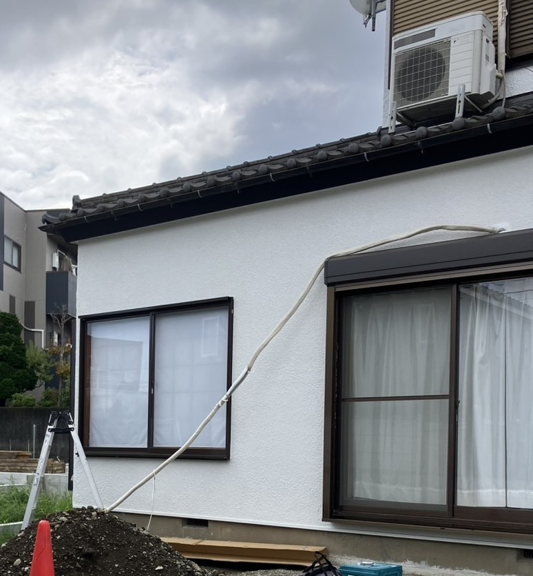 ミネオトーヨー住器の小田原市にて後からつけれるリフォームッシャッター取付の施工前の写真1