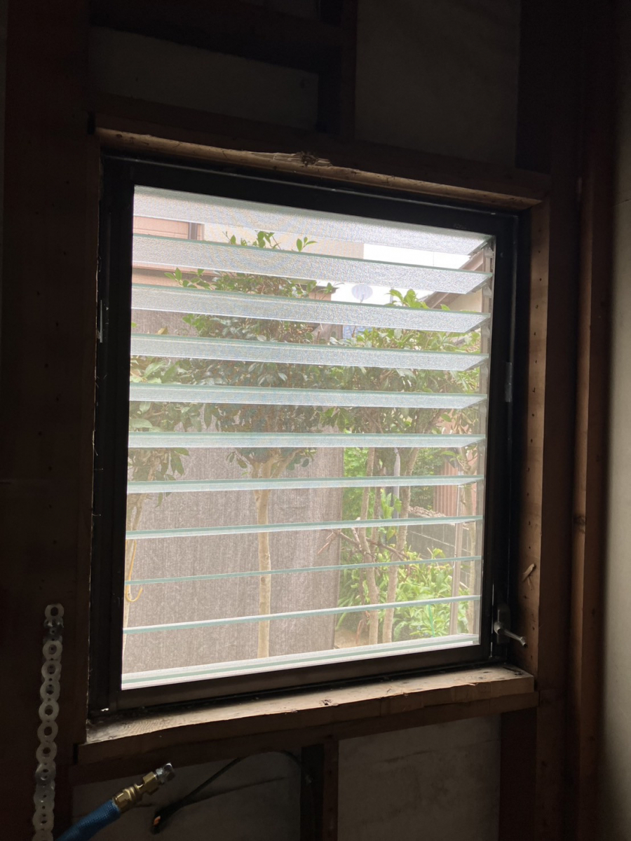 ミネオトーヨー住器の町田市にて浴室の窓をリフォームの施工前の写真1