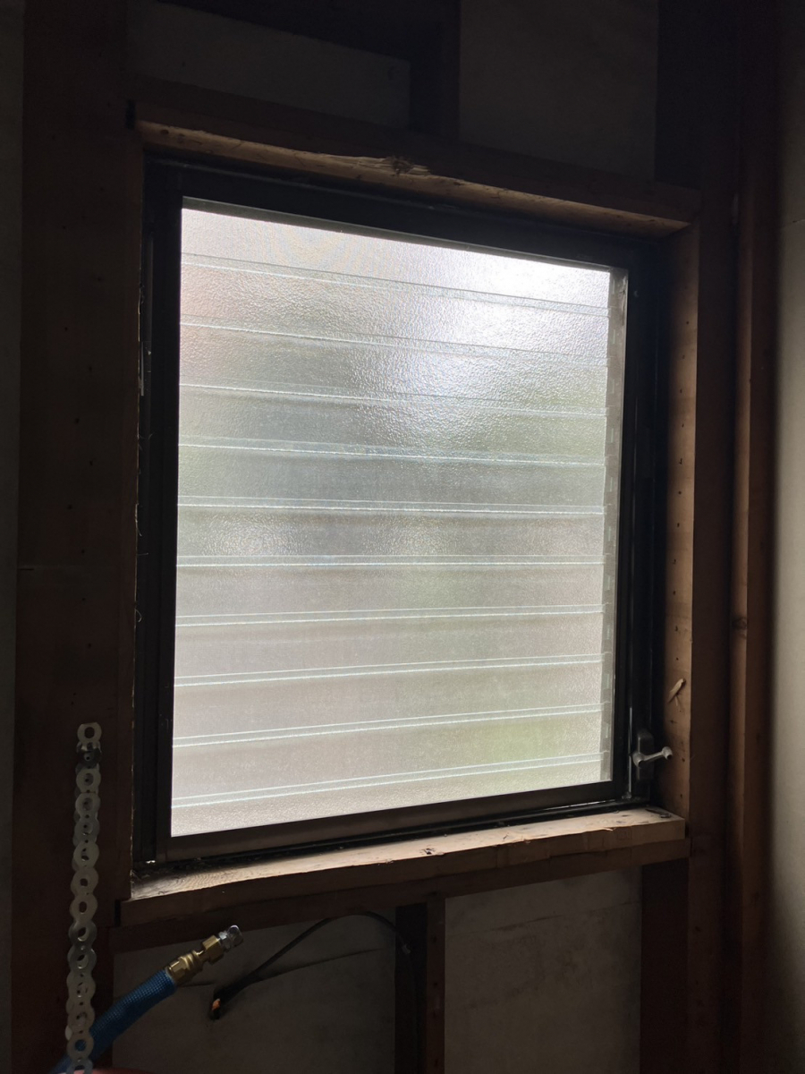 ミネオトーヨー住器の町田市にて浴室の窓をリフォームの施工前の写真2