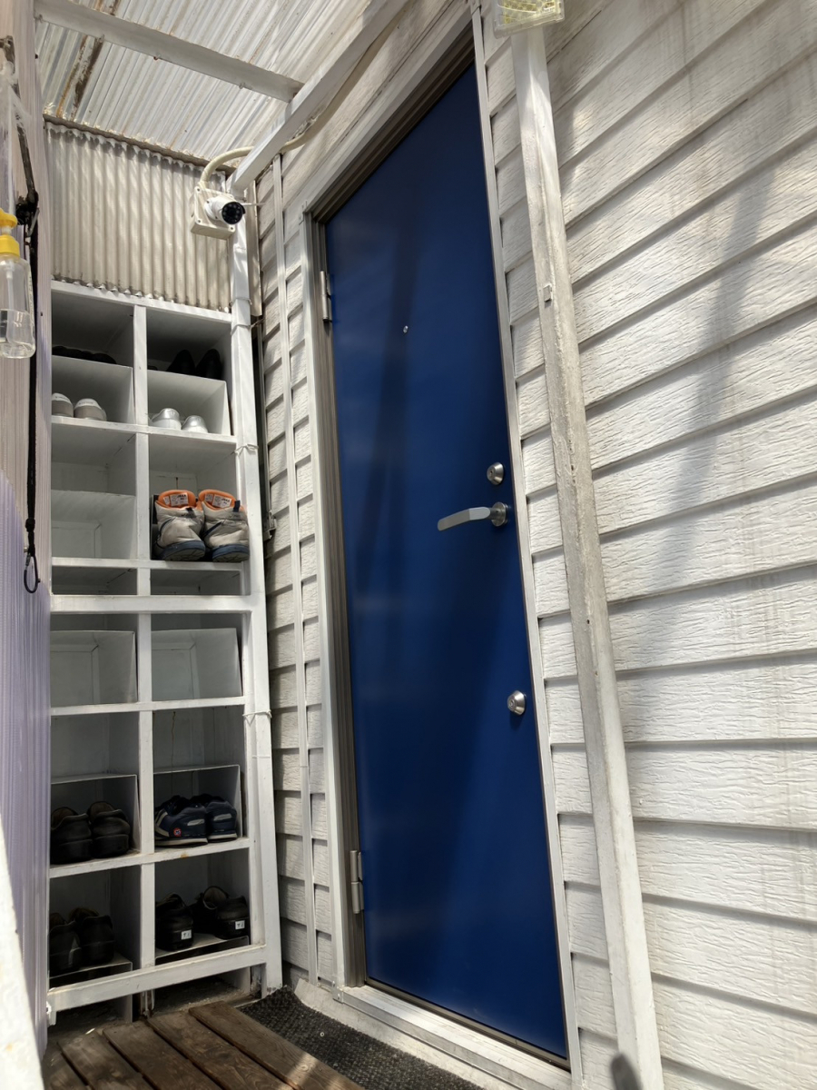 ミネオトーヨー住器の横浜市にて入口扉のリフォームの施工後の写真1