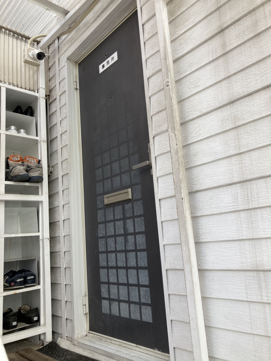 ミネオトーヨー住器の横浜市にて入口扉のリフォームの施工前の写真1