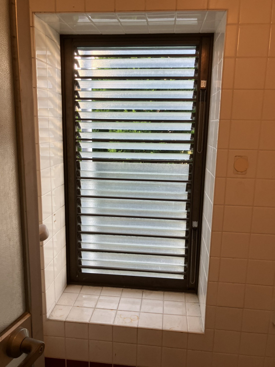 ミネオトーヨー住器の秦野市にて取替窓「リプラス」取付！の施工前の写真1