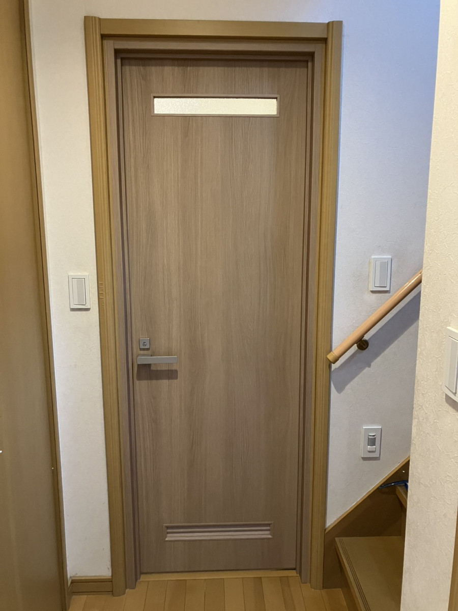 ミネオトーヨー住器の秦野市　洗面所ドア入替えの施工後の写真1