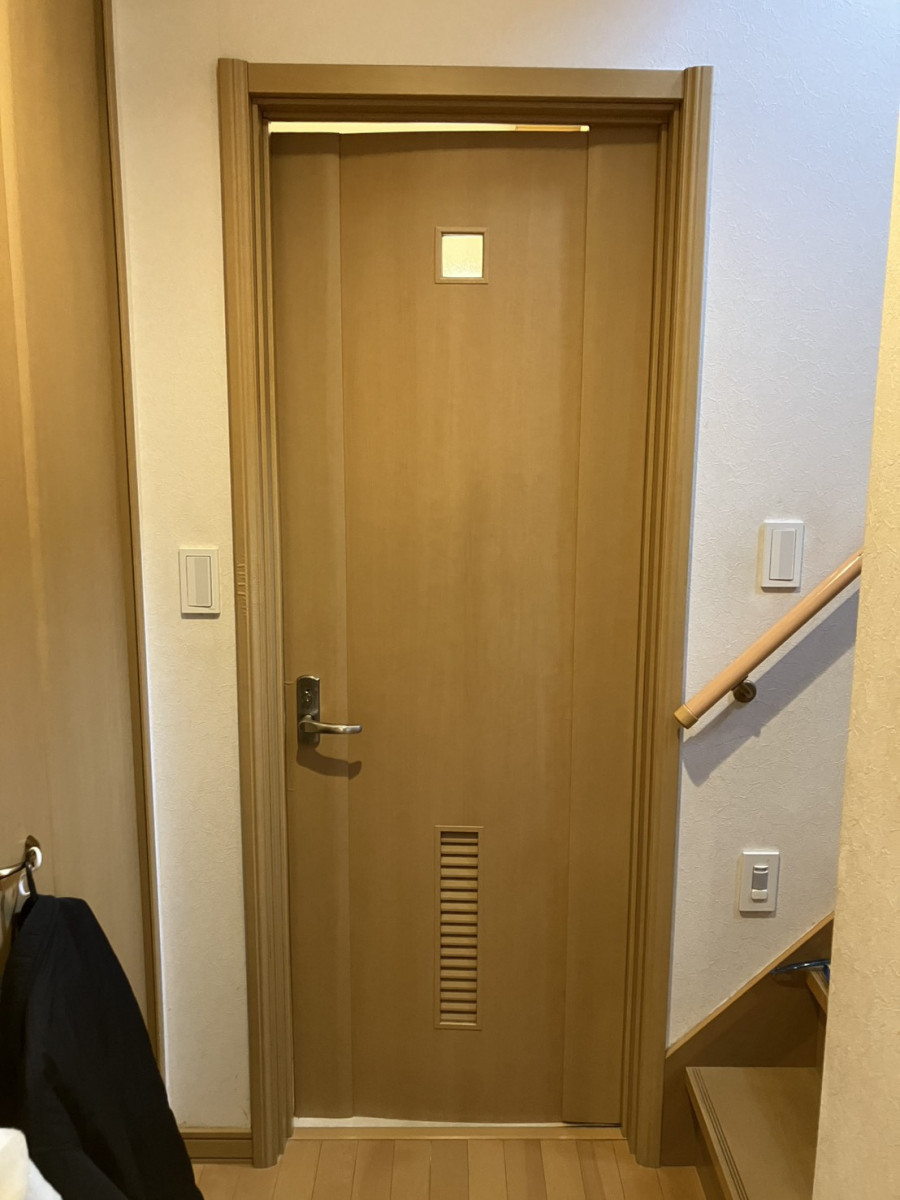 ミネオトーヨー住器の秦野市　洗面所ドア入替えの施工前の写真1