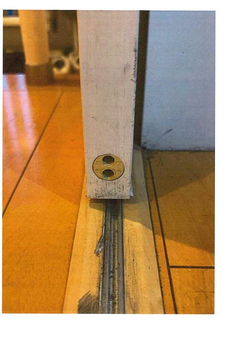 ミネオトーヨー住器の厚木市にて室内ドアのレールを交換！の施工前の写真1