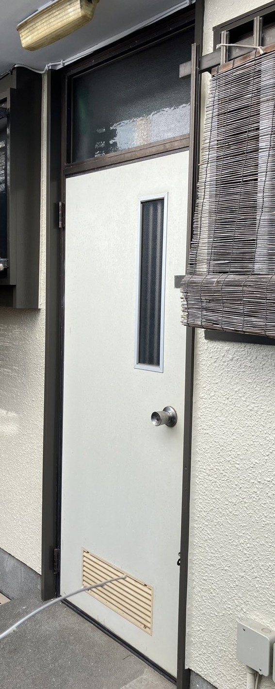 ミネオトーヨー住器の平塚市にて勝手口ドアのリフォーム！の施工前の写真1