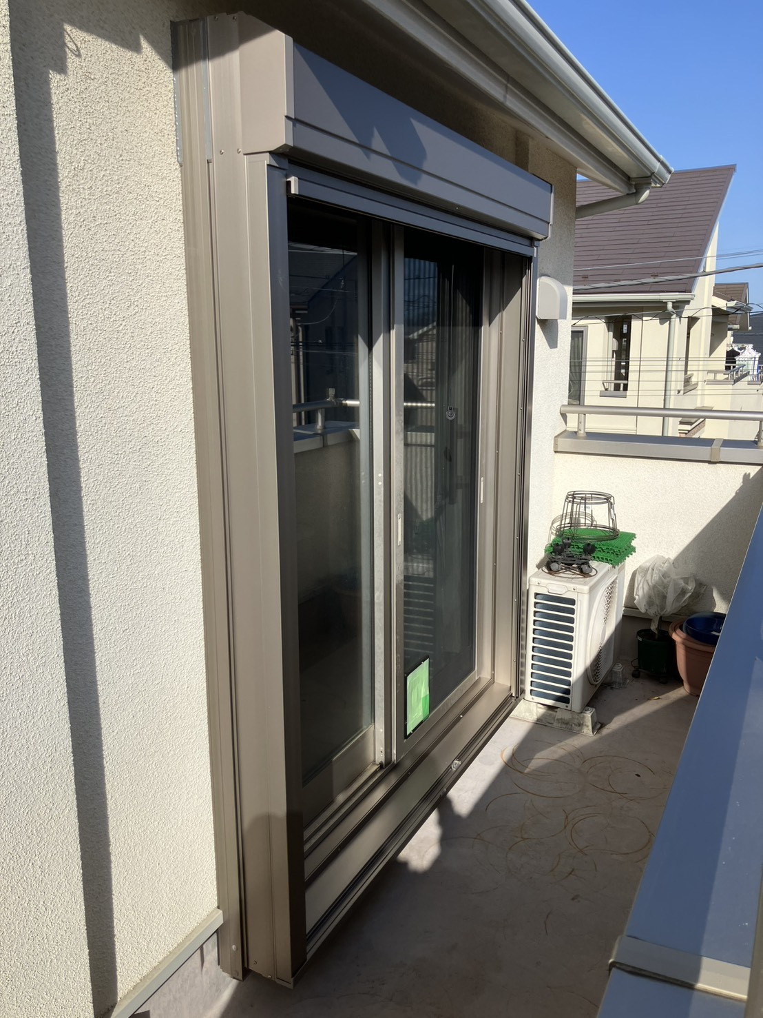 ミネオトーヨー住器のLIXIL製　リフォームシャッター　BOX下げ納まりの施工後の写真1