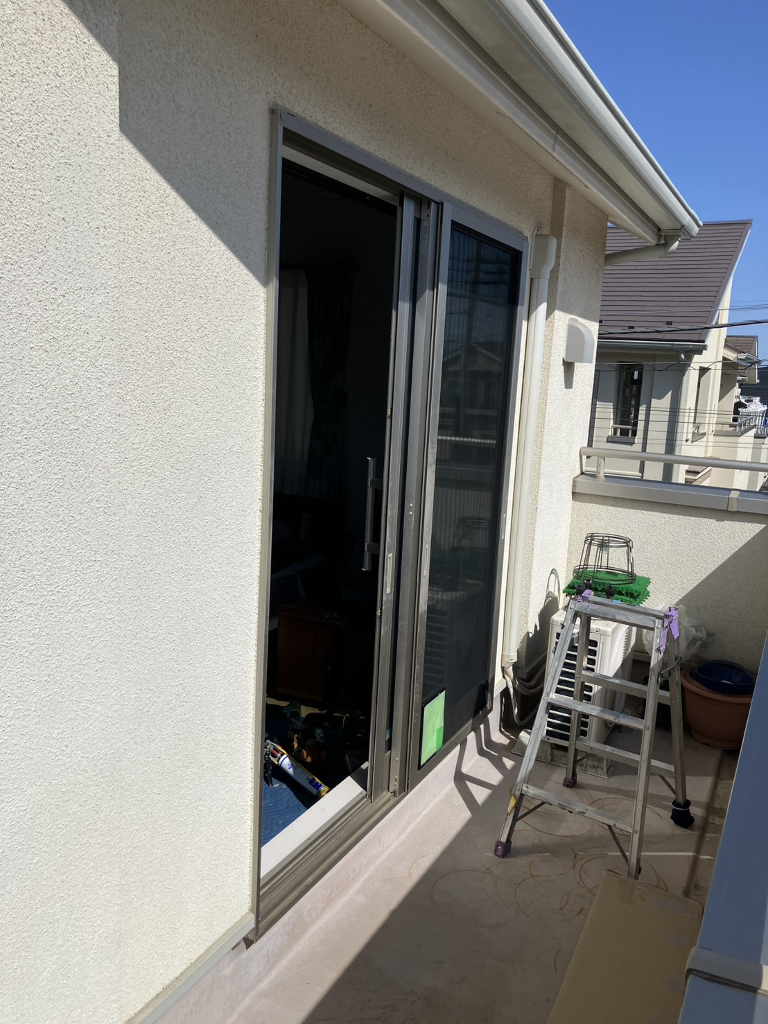 ミネオトーヨー住器のLIXIL製　リフォームシャッター　BOX下げ納まりの施工前の写真1