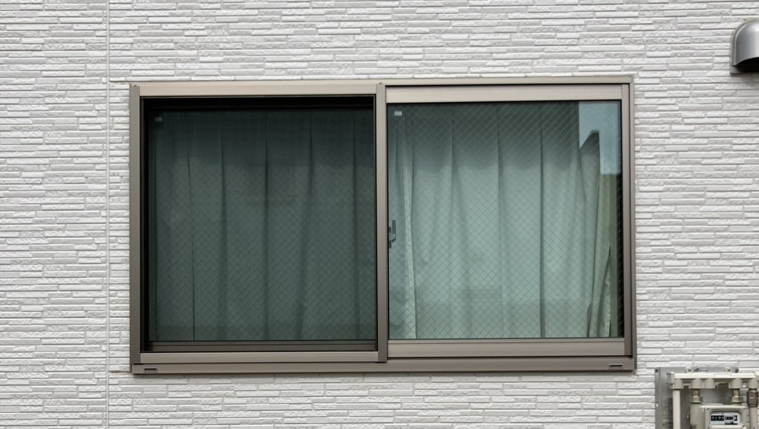 ミネオトーヨー住器の後付けシャッターの取付で防犯　大磯町の施工前の写真1