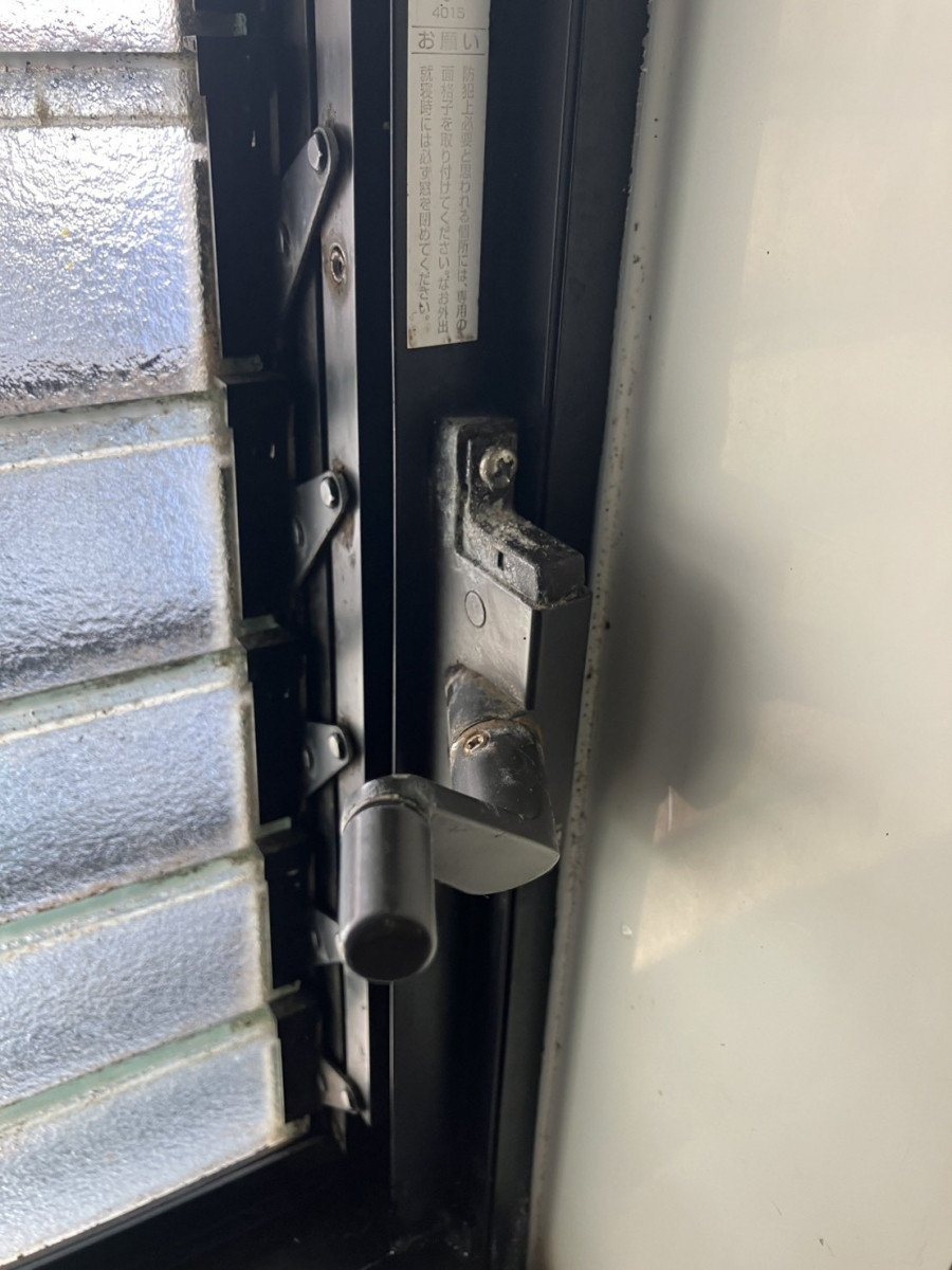 ミネオトーヨー住器の平塚市　ルーバー窓　ハンドル交換　窓リフォームの施工前の写真1