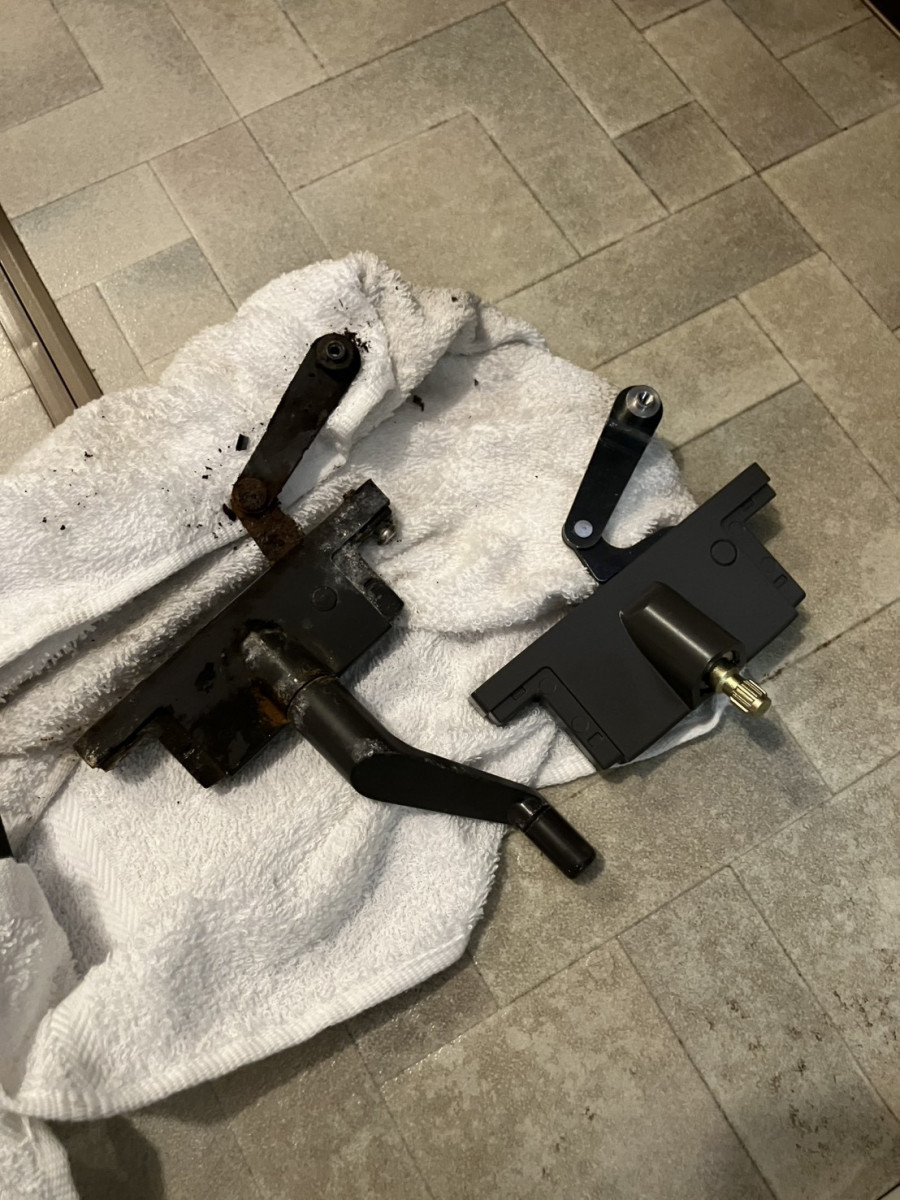 ミネオトーヨー住器の平塚市　ルーバー窓　ハンドル交換　窓リフォームの施工前の写真2