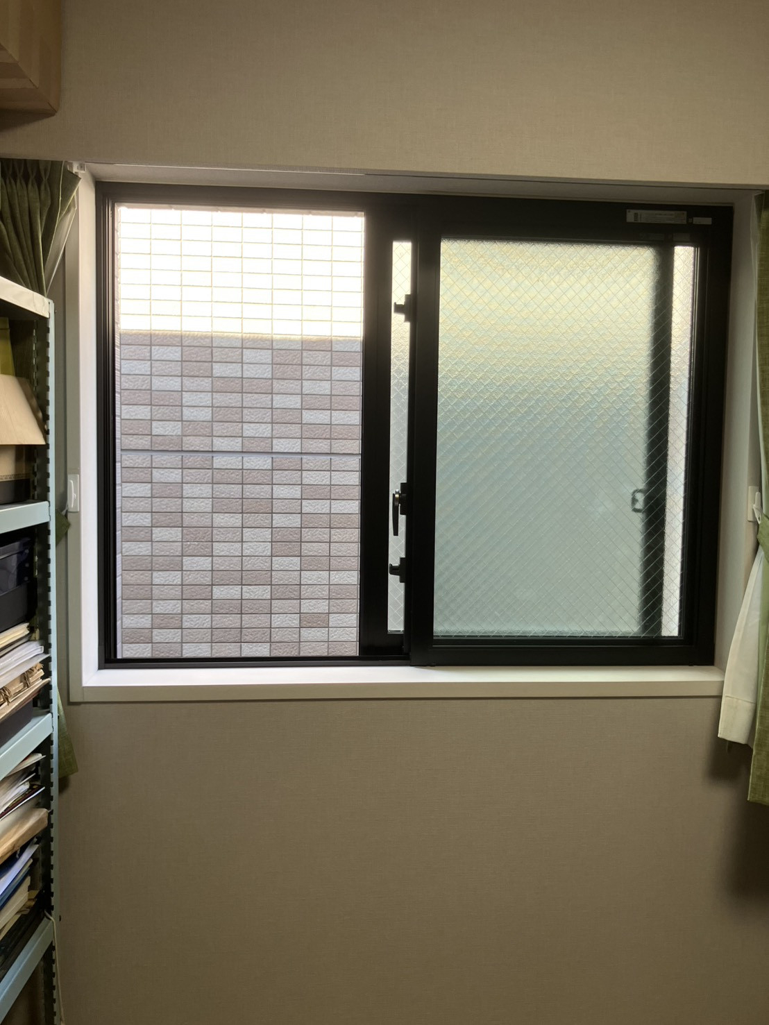 ミネオトーヨー住器の横浜市にて内窓「インプラス」取付の施工前の写真1