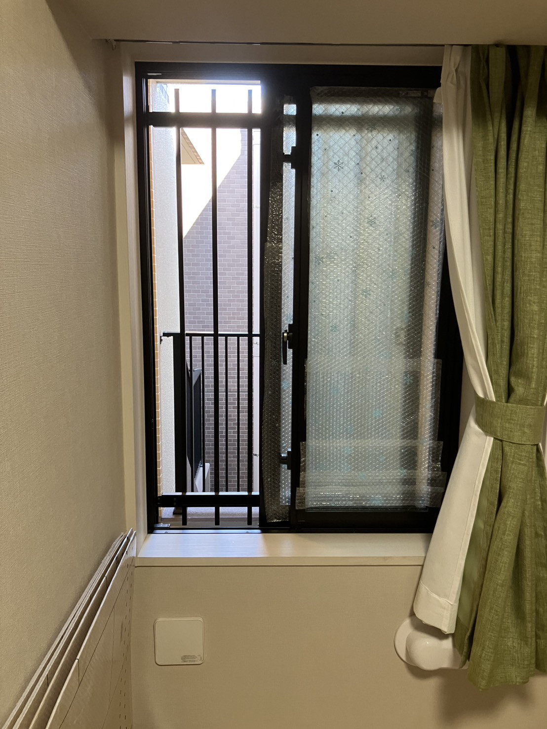 ミネオトーヨー住器の横浜市にて内窓「インプラス」取付の施工前の写真2