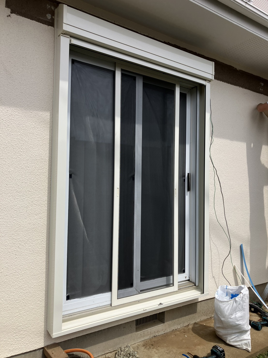 ミネオトーヨー住器の秦野市にて後付けシャッター取付の施工後の写真1