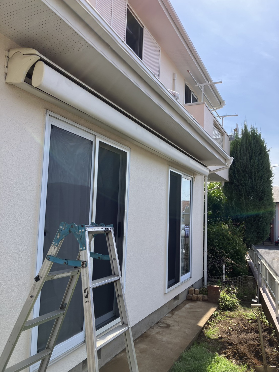 ミネオトーヨー住器の秦野市にて後付けシャッター取付の施工前の写真1