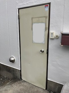 ミネオトーヨー住器の店舗ドアの交換　中井町の施工前の写真1