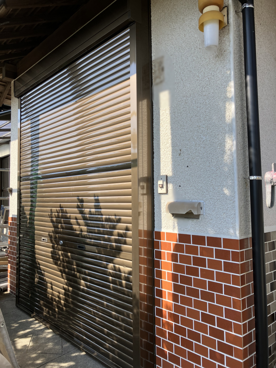 タナチョー長崎の強風対策に防犯性をプラスして、玄関引戸にシャッターを取り付けました！の施工後の写真1