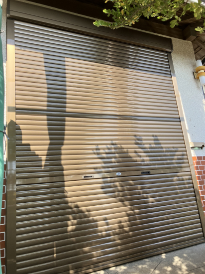 タナチョー長崎の強風対策に防犯性をプラスして、玄関引戸にシャッターを取り付けました！施工事例写真1