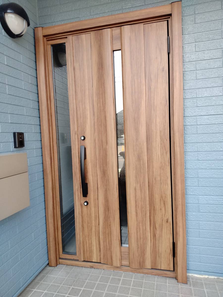 中央建窓のリシェント玄関ドア Ｇ12型を使った施工事例の施工後の写真1