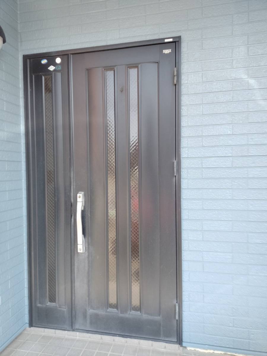 中央建窓のリシェント玄関ドア Ｇ12型を使った施工事例の施工前の写真1