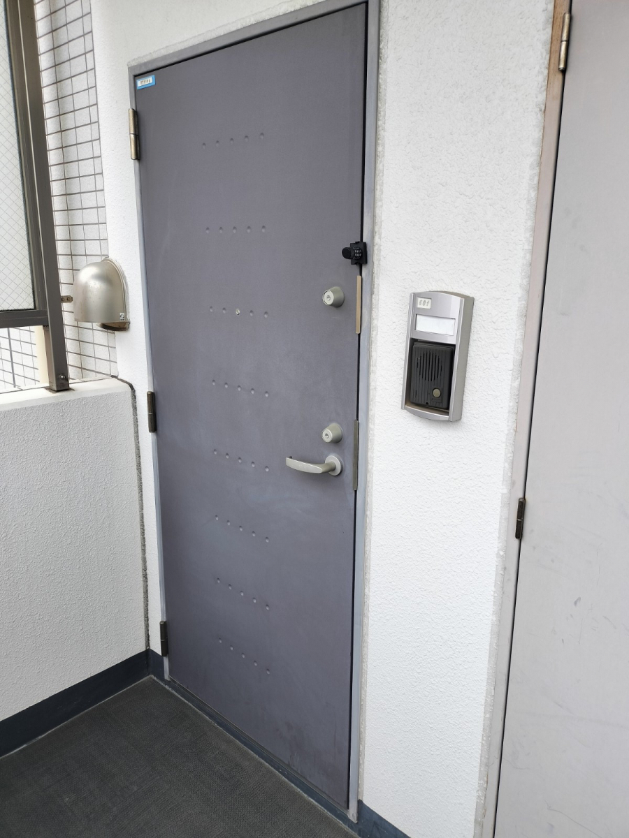 中央建窓の施工事例|マンション玄関ドア交換 in 熊谷市の施工前の写真1