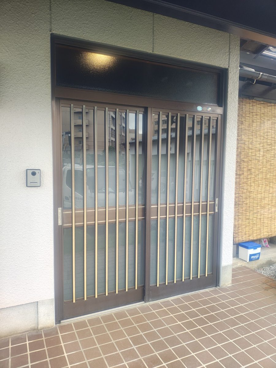 中央建窓の【坂戸市】老朽化した玄関引戸リフォームの施工前の写真1