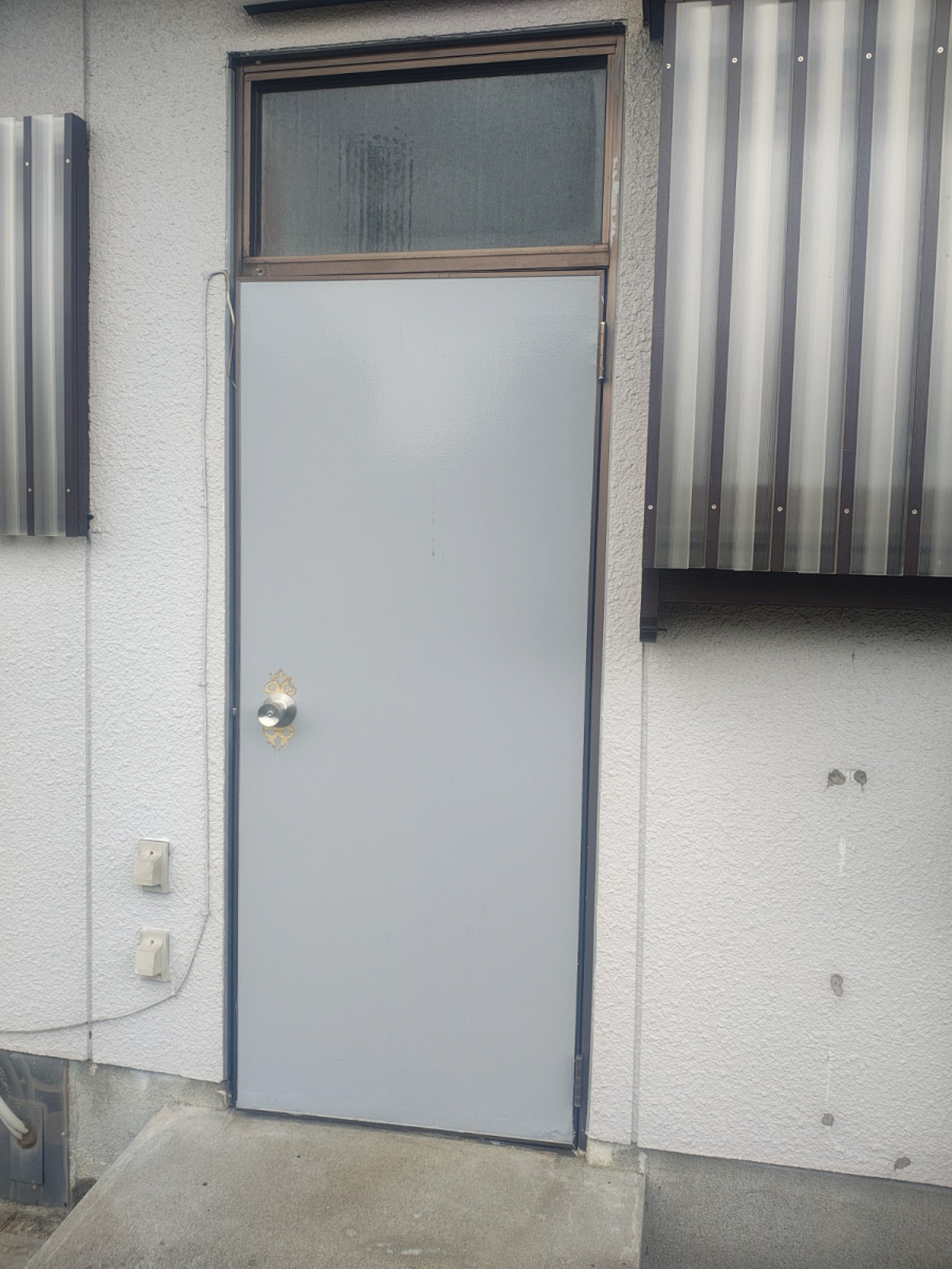 中央建窓の【東松山市】老朽化した勝手口ドアの交換工事の施工前の写真1