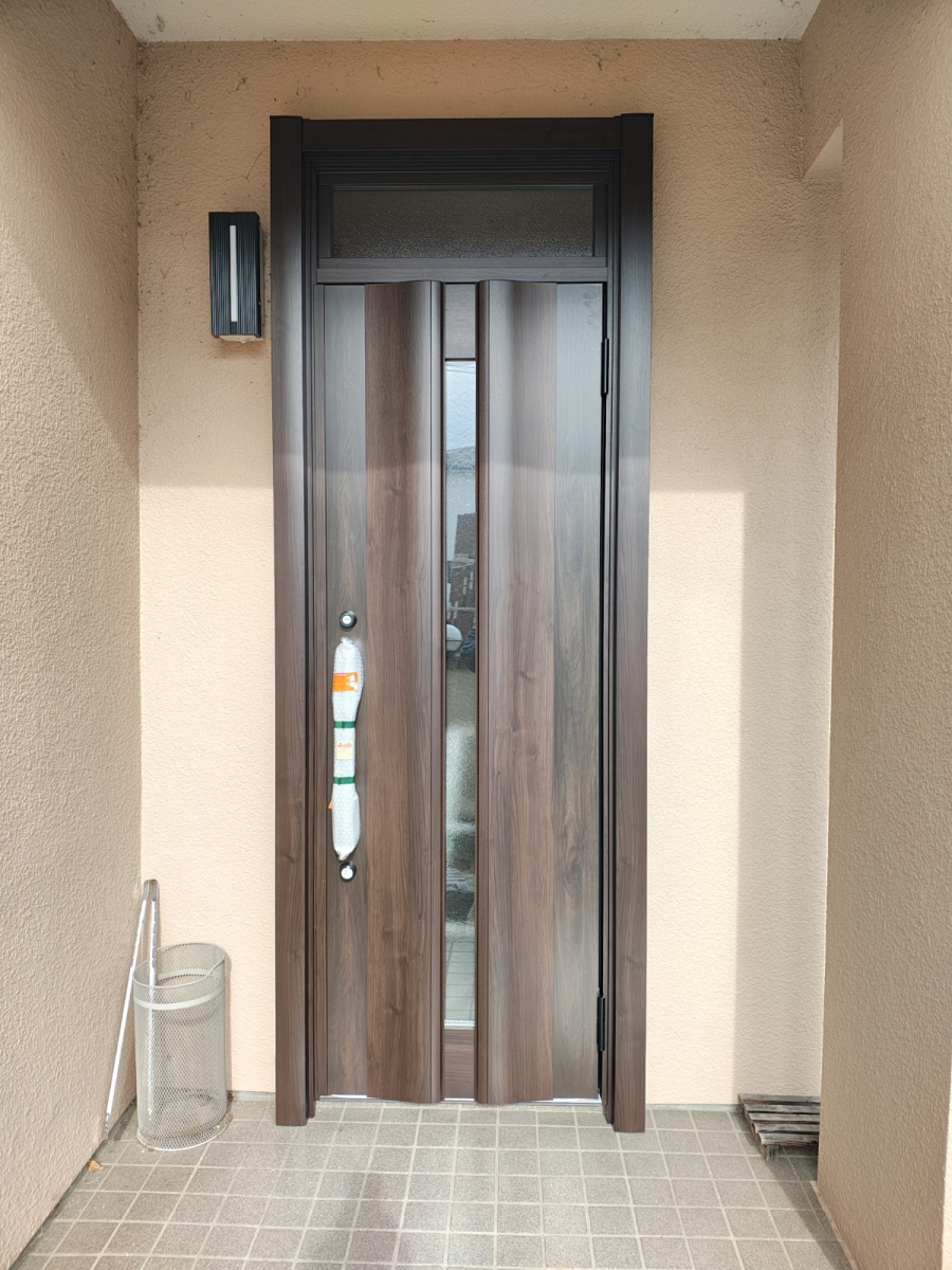 中央建窓の東松山市で玄関ドアを1日交換！木目調リシェントで明るく上質な玄関にの施工後の写真1