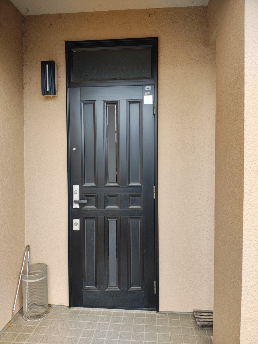 中央建窓の東松山市で玄関ドアを1日交換！木目調リシェントで明るく上質な玄関にの施工前の写真1