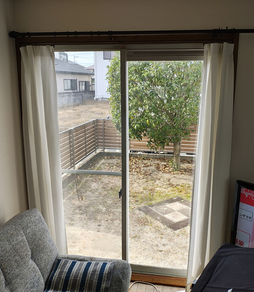 中央建窓の【吉見町】戸建ての掃き出し窓にLIXILインプラスを設置の施工前の写真1