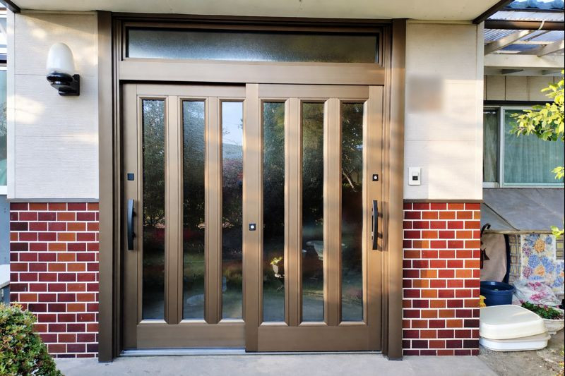 中央建窓の【坂戸市／玄関ドア交換】古くなった玄関ドアを最新の採光デザインドアへリフォームの施工後の写真1