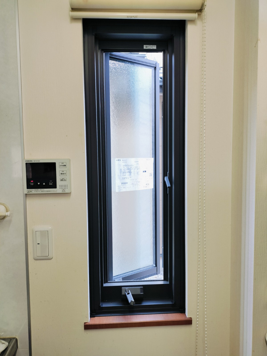中央建窓の鶴ヶ島市｜築17年戸建ての玄関ドアを採光タイプにリフォームの施工後の写真1