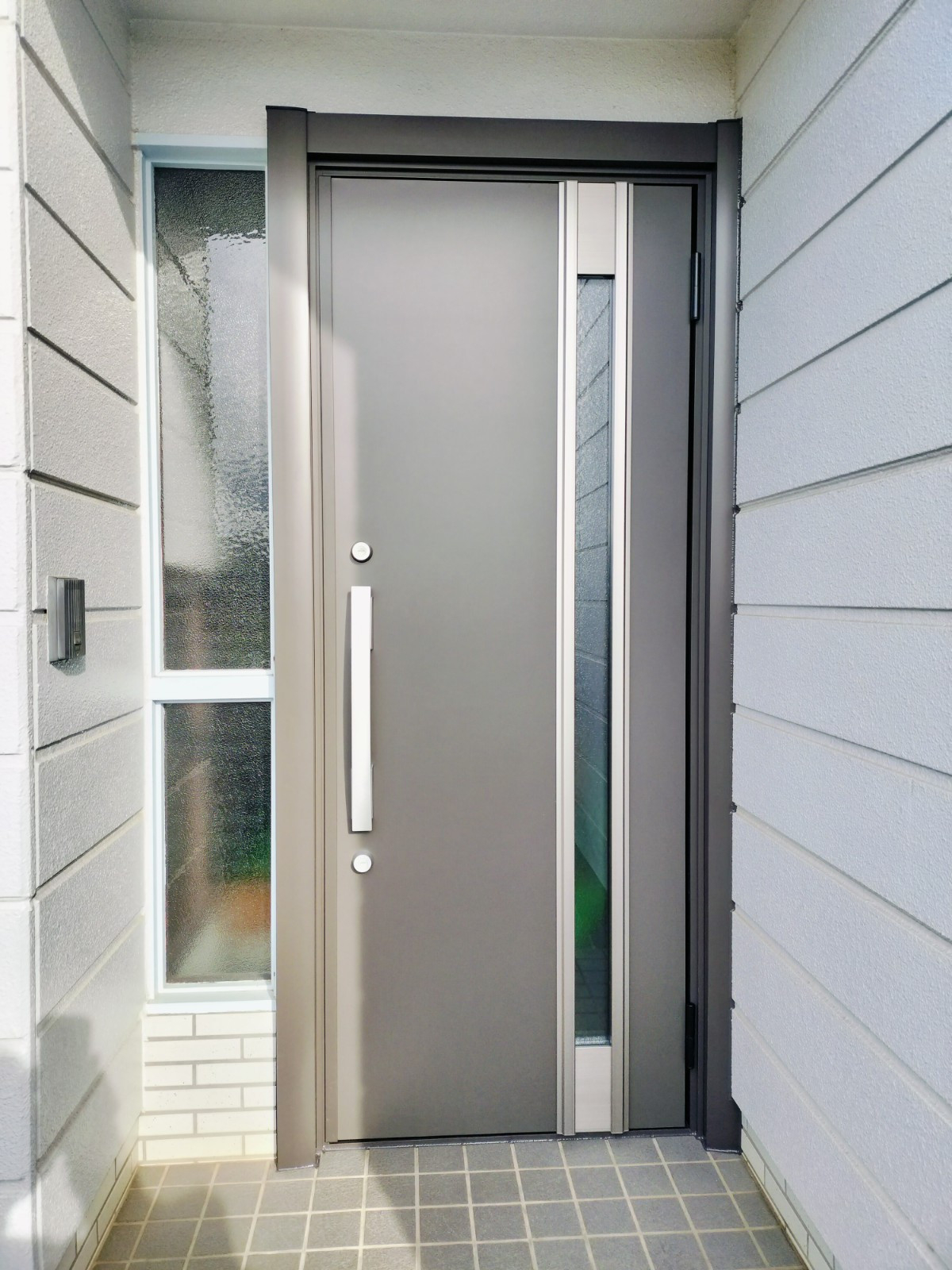 中央建窓の川越市で1日完成！築20～30年戸建ての玄関ドアをリシェントM78型に交換した事例の施工後の写真1