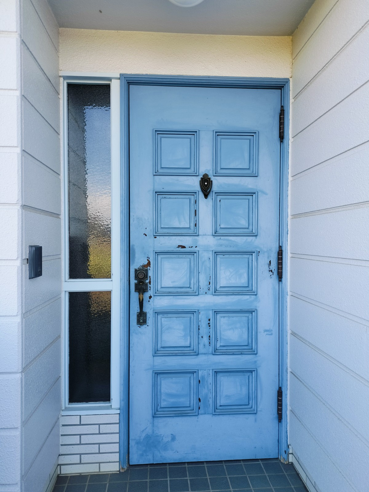 中央建窓の川越市で1日完成！築20～30年戸建ての玄関ドアをリシェントM78型に交換した事例の施工前の写真1