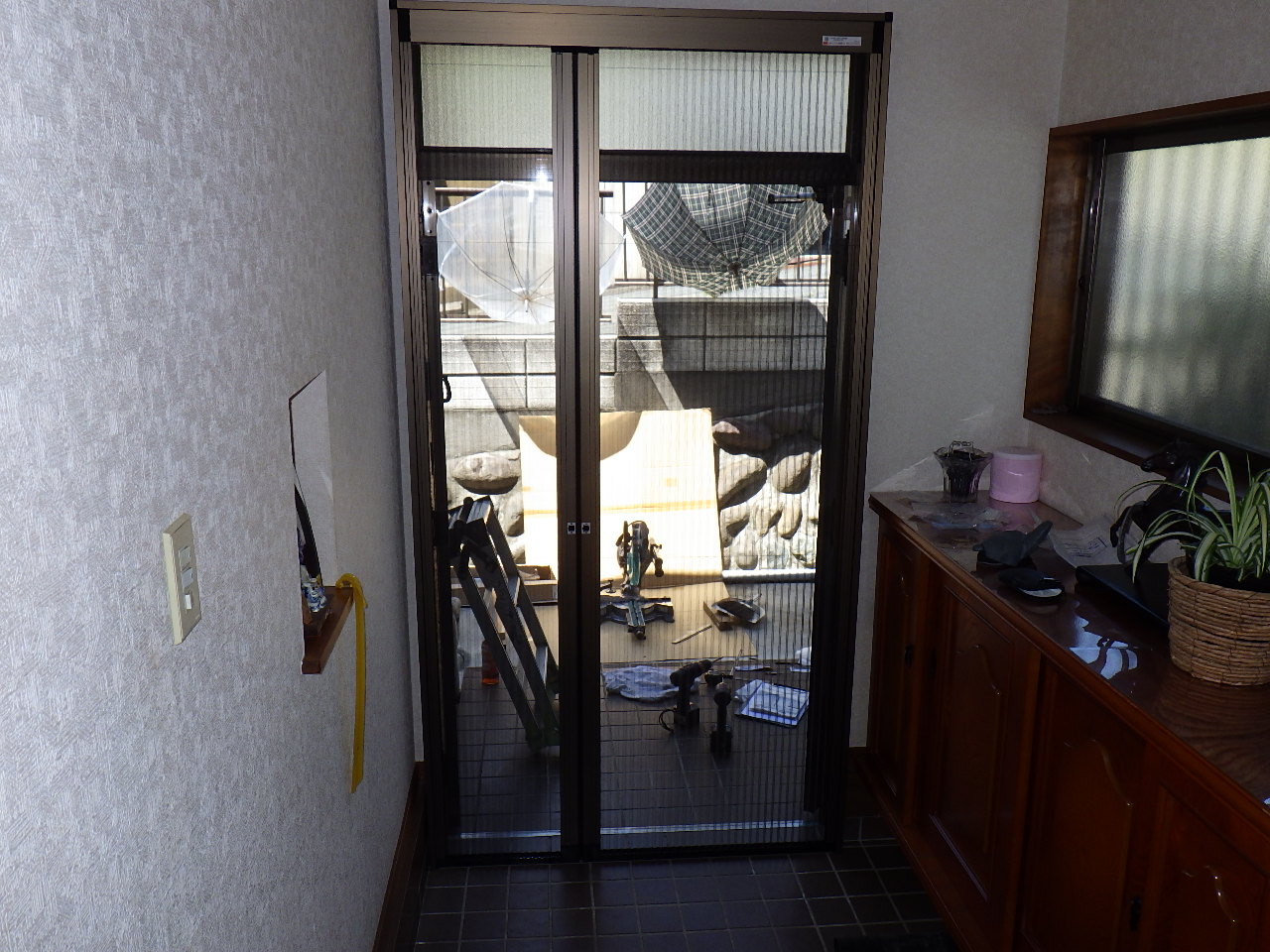 中央建窓の川越市の戸建てで玄関網戸「しまえるんですα」を取付けた施工事例の施工後の写真1