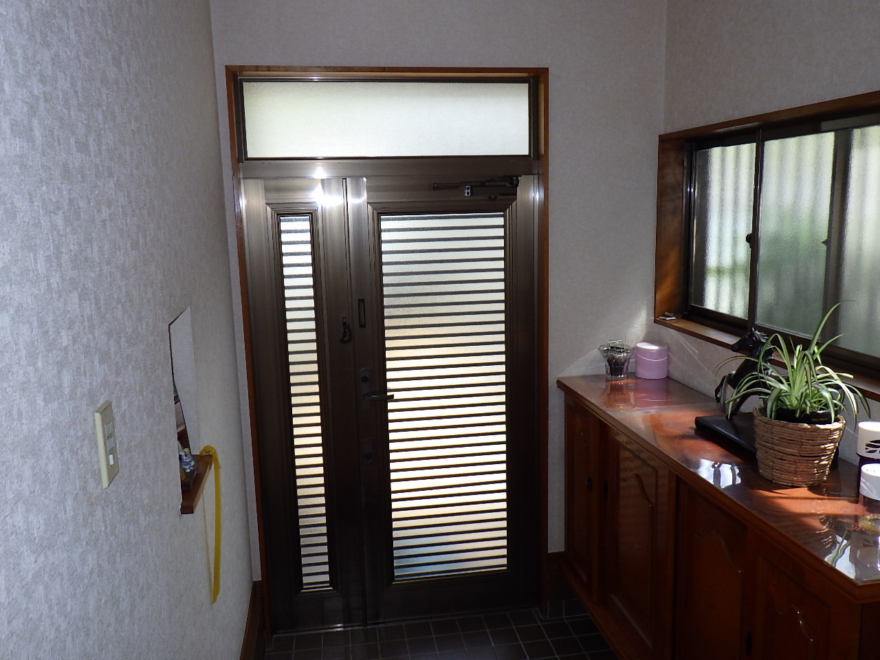 中央建窓の川越市の戸建てで玄関網戸「しまえるんですα」を取付けた施工事例の施工前の写真1