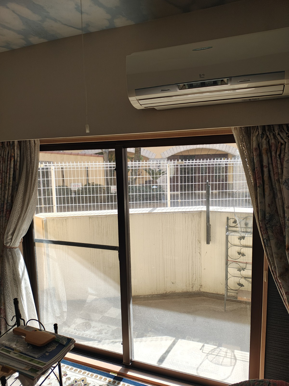 中央建窓の東松山市の戸建てにインプラス（ショコラーデ）を設置｜掃き出し窓の断熱リフォームの施工前の写真1