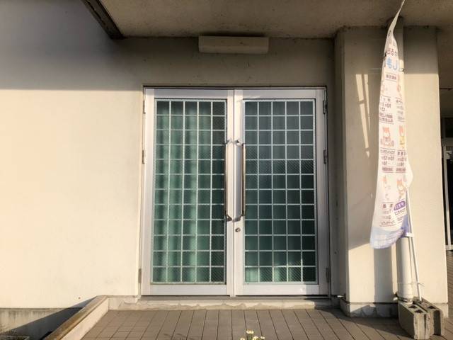 束田トーヨー住器の公共施設ガラス交換の施工後の写真1