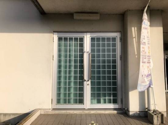 束田トーヨー住器の公共施設ガラス交換施工事例写真1