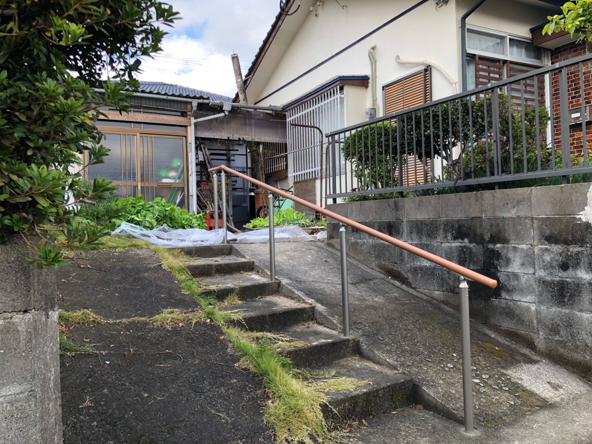 束田トーヨー住器の自宅入口に手すりを設置しましたの施工後の写真3