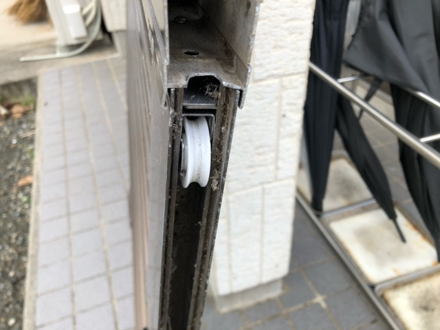 束田トーヨー住器の玄関引戸の戸車交換の施工後の写真1