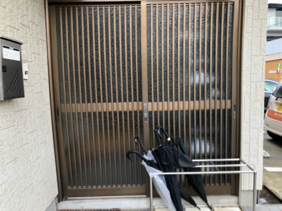 束田トーヨー住器の玄関引戸の戸車交換施工事例写真1