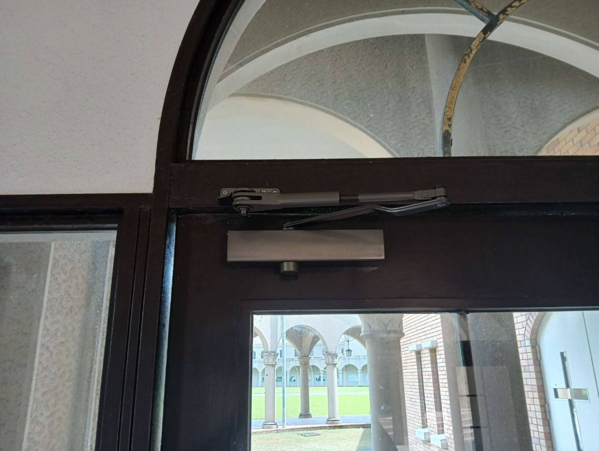 束田トーヨー住器のドアクローザー取替の施工後の写真1