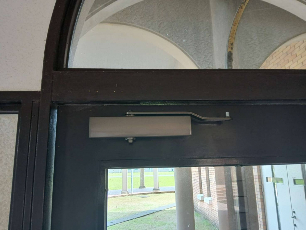 束田トーヨー住器のドアクローザー取替の施工前の写真1