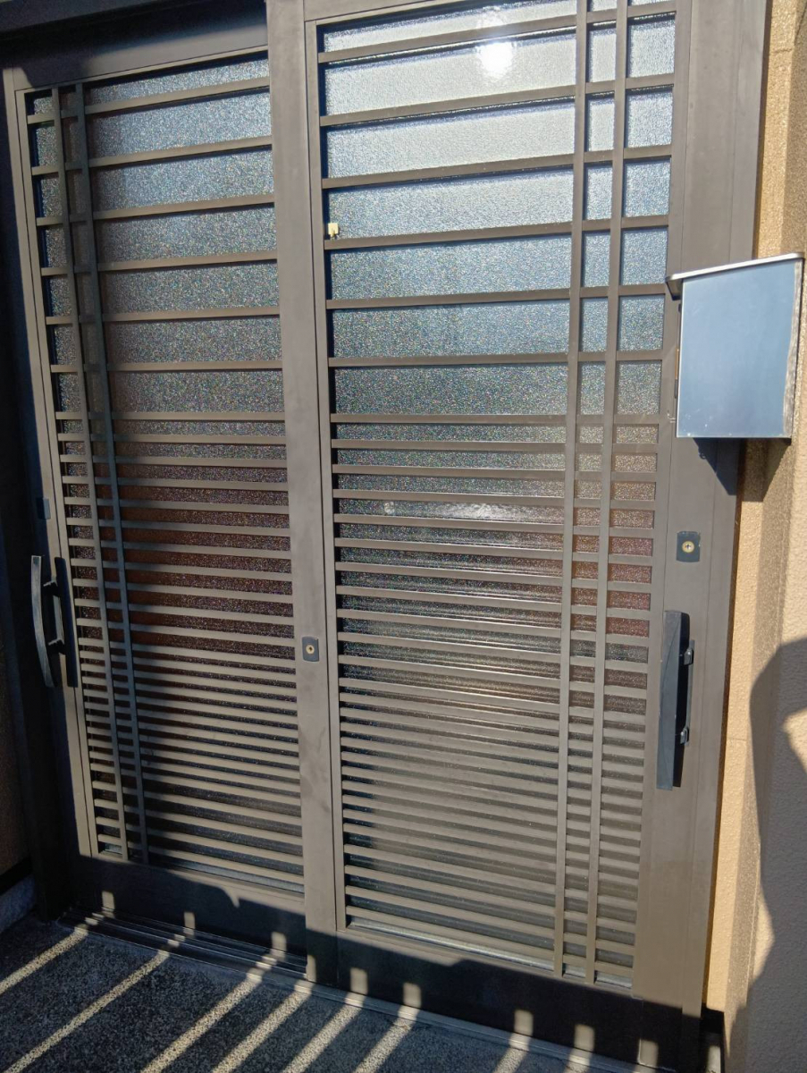 束田トーヨー住器のリシェント　玄関引戸取替工事　１DAYリフォームの施工前の写真1