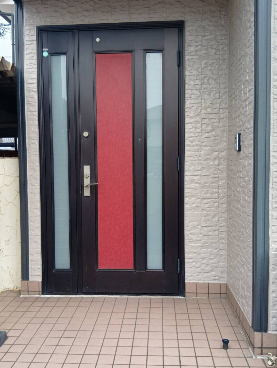 束田トーヨー住器のリシェント　玄関ドア取替工事の施工前の写真1